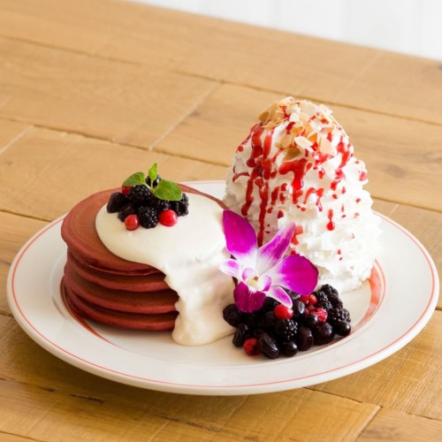Eggs 'n Things 横浜山下公園店限定「YOKOHAMAレッドベルベットパンケーキ」