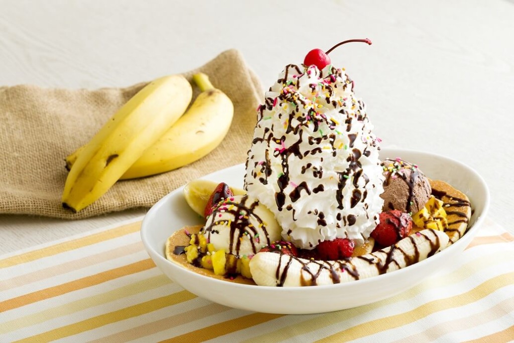 Eggs ’n Things バナナスプリットパンケーキ