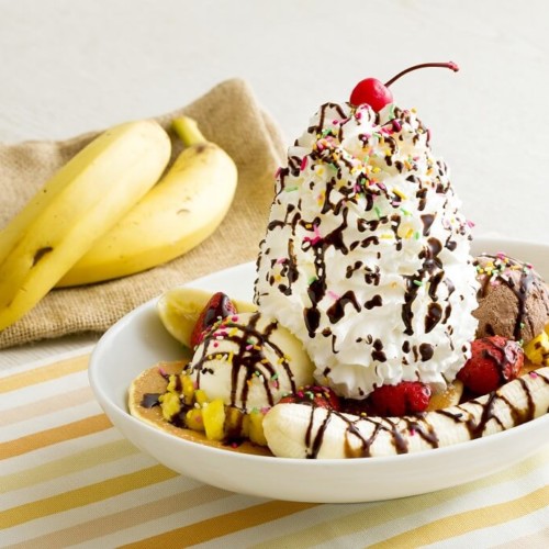 Eggs ’n Things バナナスプリットパンケーキ