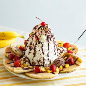 【Eggs ’n Things(エッグスンシングス)】3日間限定で巨大バナナスプリットパンケーキが登場!