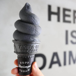 ソフトクリーム専門店『DAIMYO SOFTCREAM』が黒一色ソフトクリームを「ショコラ×ショコラ」で発売!