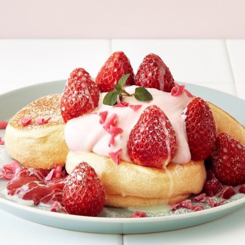 スフレパンケーキ専門店「FLIPPER’S」「奇跡のパンケーキ 苺ミルク×ルビーチョコレート」