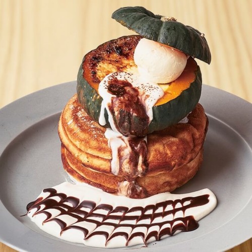 カフェ&ブックス ビブリオテークまるごとかぼちゃのパンケーキ