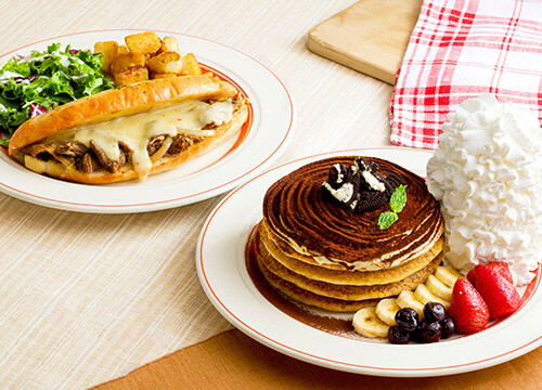エッグスンシングス 『コナティラミスパンケーキ』『フィリーステーキサンド』