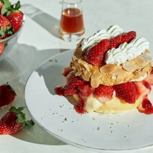 【期間限定】フリッパーズでいちごミルフィーユ仕立てのスフレパンケーキ発売!3カ月のストロベリーフェア開催第1弾