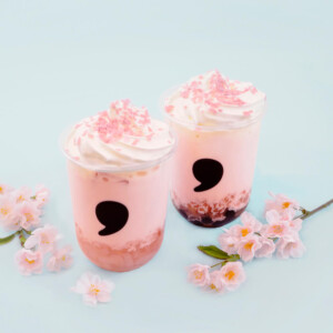 【期間限定】コンマティーで「comma さくらピーチラテ」発売!春に彩る満開のさくらをイメージ