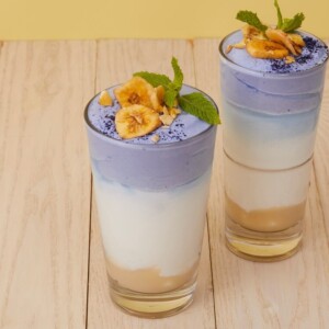【新作】「ローステッドコーヒー」ルミネ横浜店でハワイの青空をイメージした「バタフライピー バナナラテ」発売!