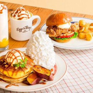 【期間限定】Eggs ’n Thingsから人気のさつまいもメニューが登場!「さつまいもブリュレパンケーキ」「モチコフライドチキンバーガー」
