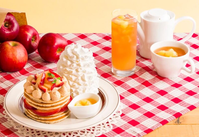 エッグスンシングス 『りんごと紅茶のパンケーキ』と『アップルダイスシナモンティー』