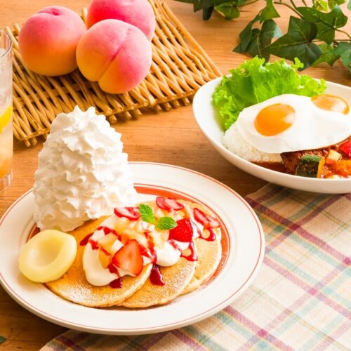エッグスンシングス 『白桃とイチゴのパンケーキ』と『マサラカレーと桃のロコ・モコ』