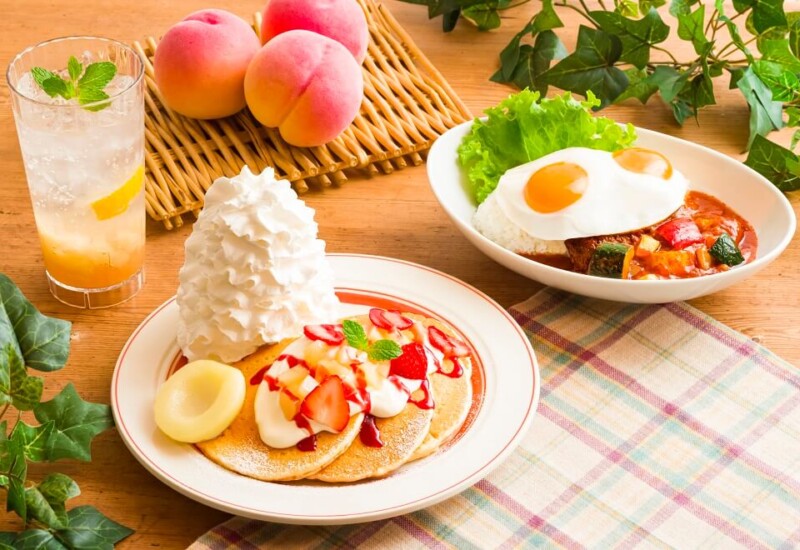 エッグスンシングス 『白桃とイチゴのパンケーキ』と『マサラカレーと桃のロコ・モコ』